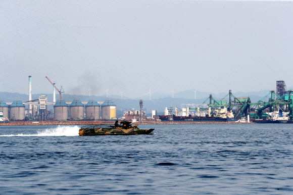 돌진하는 해병대 장갑차