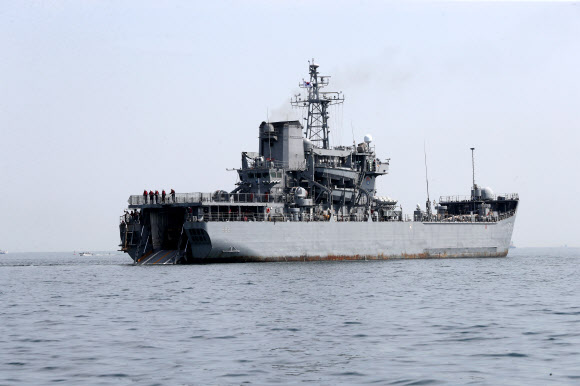 장갑차 기다리는 상륙함