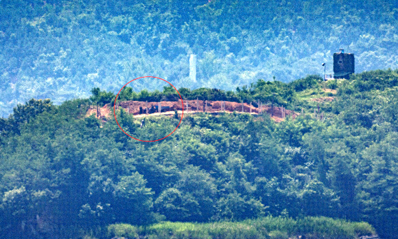 접경지역 구조물 설치하는 북한군