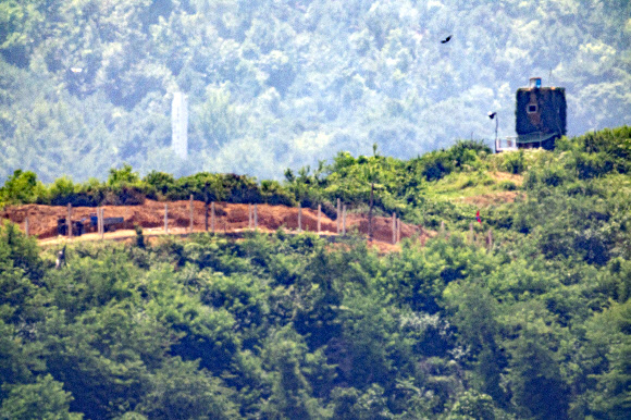 북 개풍군 접경지역 철책 추정 구조물 설치