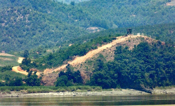 철책 시설 설치된 북한 접경지역