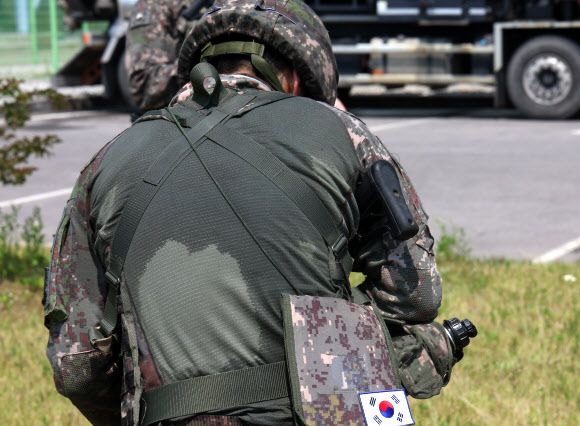 19일 강원 동해시 GS 동해전력에서 2024 화랑훈련의 일환으로 열린 발전 설비동 미상 폭발 화재 상황 통합 방호 야외기동훈련(FTX)에 참여한 육군 23경비여단 장병의 상의가 땀으로 흠뻑 젖어 있다. 2024.6.19. 연합뉴스