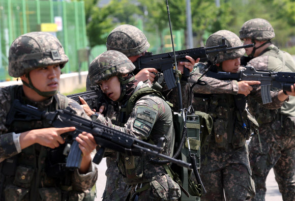 19일 강원 동해시 GS 동해전력에서 2024 화랑훈련의 일환으로 열린 발전 설비동 미상 폭발 화재 상황 통합 방호 야외기동훈련(FTX)에서 육군 23경비여단이 적 침투를 차단하고 있다. 2024.6.19. 연합뉴스