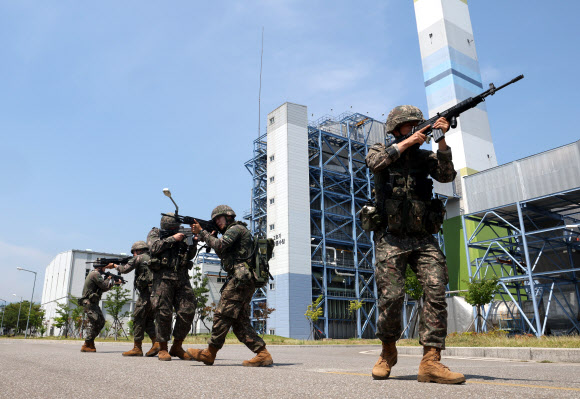 19일 강원 동해시 GS 동해전력에서 2024 화랑훈련의 일환으로 열린 발전 설비동 미상 폭발 화재 상황 통합 방호 야외기동훈련(FTX)에서 육군 23경비여단이 적 침투를 차단하고 있다. 2024.6.19. 연합뉴스