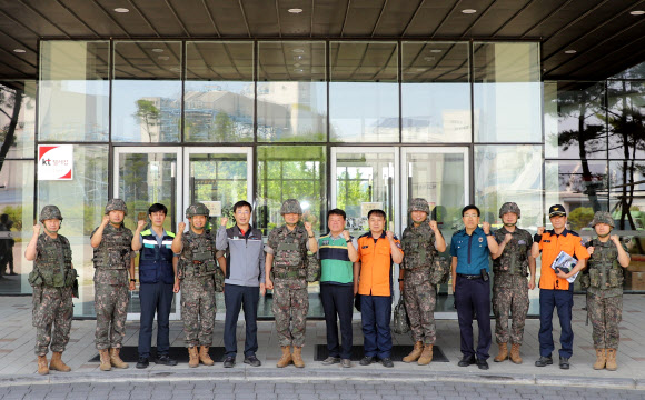 19일 강원 동해시 GS 동해전력에서 2024 화랑훈련의 일환으로 열린 발전 설비동 미상 폭발 화재 상황 통합 방호 야외기동훈련(FTX)에서 서진하 육군 3군단장이 민·관·군·경·소방 등 주요 관계자들과 함께 작전수행 전술토의를 마친 뒤 기념 촬영하고 있다. 2024.6.19. 육군 3군단 제공