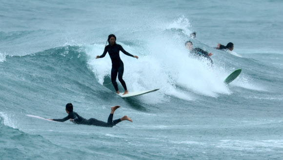 제주도에 장마가 시작된 20일 오전 서귀포시 중문 색달해변에서 서퍼들이 파도를 즐기고 있다. 2024.6.20 연합뉴스