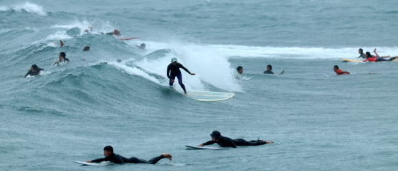 제주도에 장마가 시작된 20일 오전 서귀포시 중문 색달해변에서 서퍼들이 파도를 즐기고 있다. 2024.6.20 연합뉴스