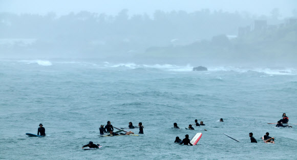 제주도에 장마가 시작된 20일 오전 서귀포시 중문 색달해변에서 서퍼들이 파도를 즐기고 있다. 2024.6.20 연합뉴스