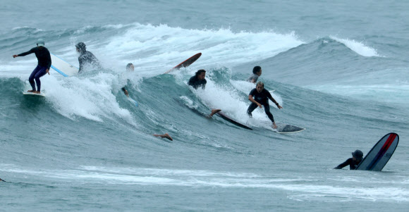 제주도에 장마가 시작된 20일 오전 서귀포시 중문 색달해변에서 서퍼들이 파도를 즐기고 있다. 2024.6.20 연합뉴스