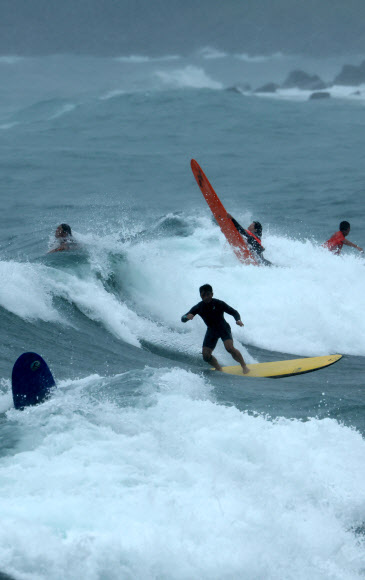 제주도에 장마가 시작된 20일 오전 서귀포시 중문 색달해변에서 서퍼들이 파도를 즐기고 있다. 2024.6.20 연합뉴스