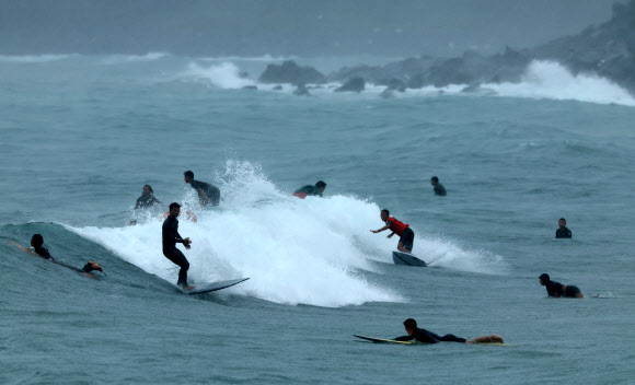 제주도에 장마가 시작된 20일 오전 서귀포시 중문 색달해변에서 서퍼들이 파도를 즐기고 있다. 2024.6.20 연합뉴스