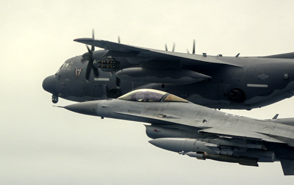 20일 우리 공군의 (K)F-16 전투기가 미 AC-130J와 실무 사격훈련을 위해 임무 지역으로 이동하며 편대비행을 하고 있다. 2024.6.20  공군 제공