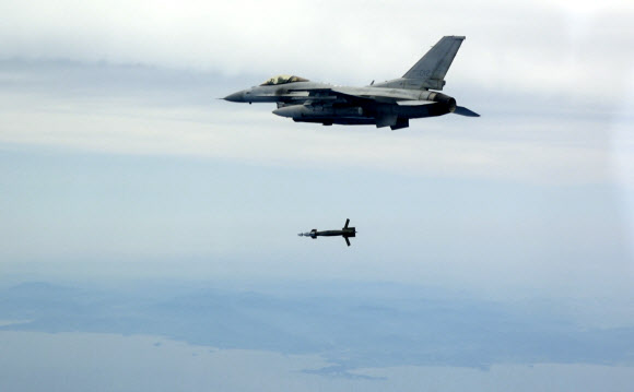 20일 한미 연합공중훈련 간 우리 공군의 KF-16 전투기가 GBU-12 정밀유도폭탄을 투하하고 있다. 2024.6.20  공군 제공