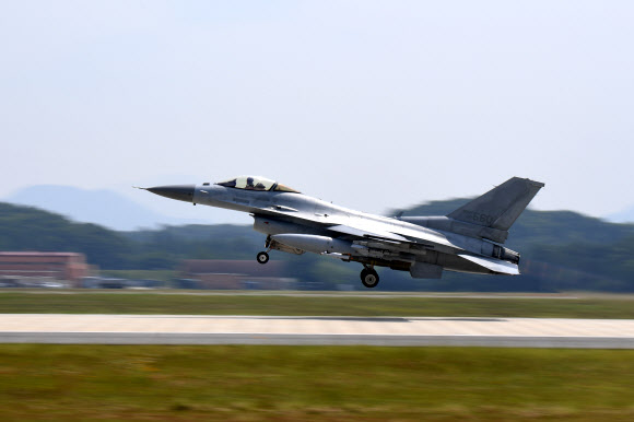 20일 우리 공군의 (K)F-16 전투기가 미 AC-130J와 실무장 사격훈련을 앞두고 GBU-12 정밀유도폭탄을 장착한 F-16 전투기가 이륙하고 있다. 2024.6.20  공군 제공