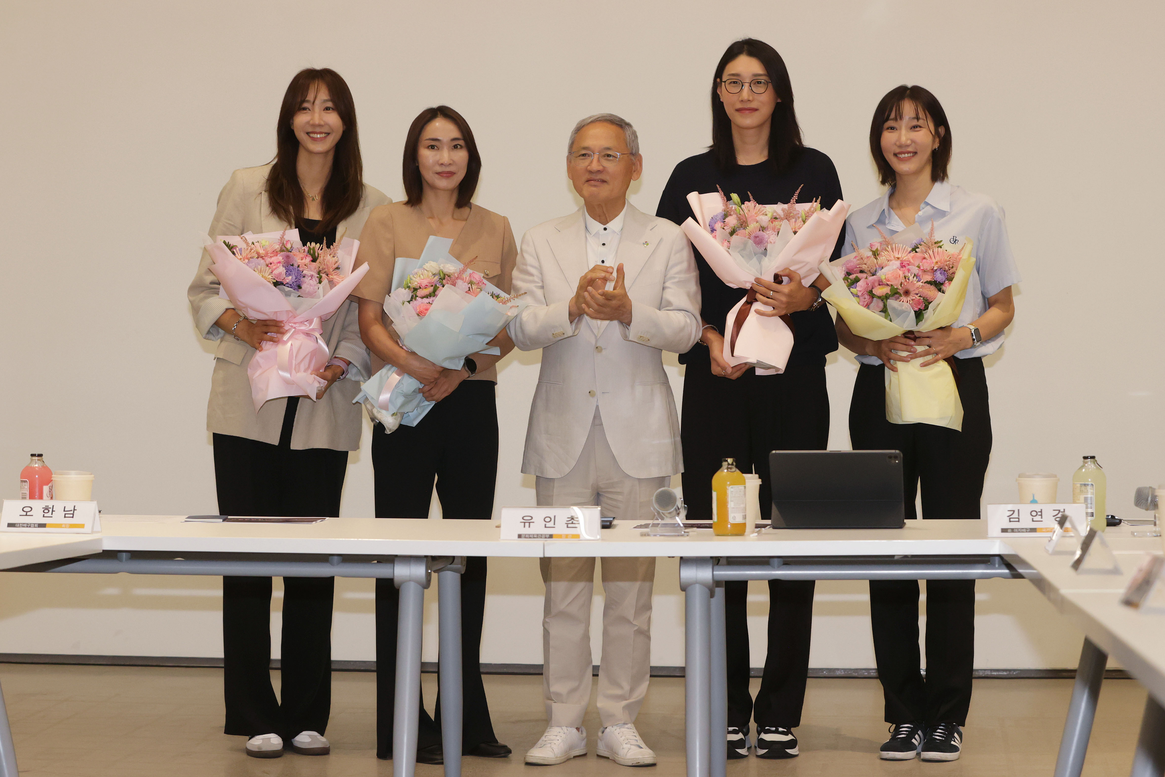 배구 국대 은퇴 선수들 만난 문체부 장관