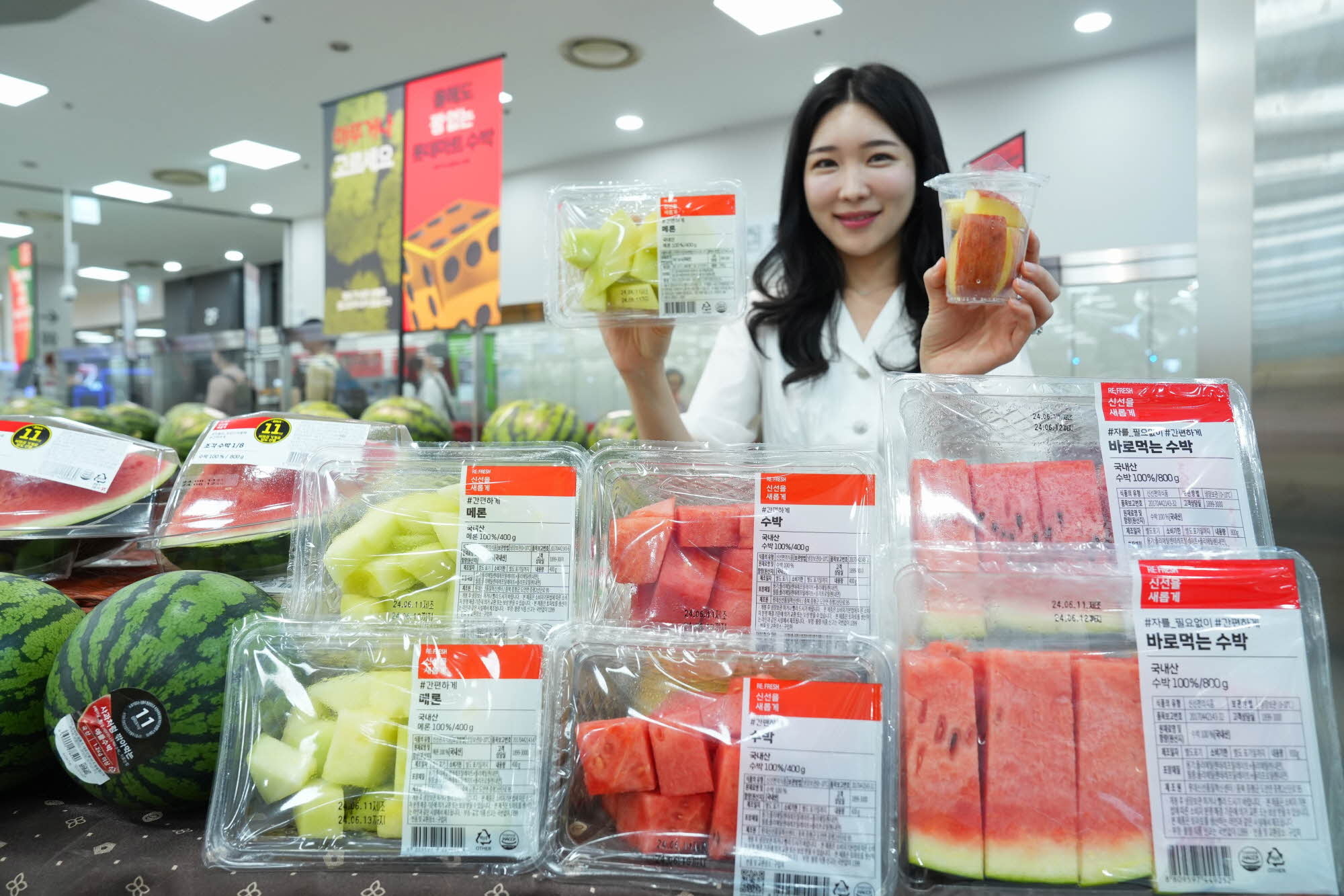 롯데마트 제타플렉스 서울역점 과일 매장에서 소용량 조각 과일을 홍보하고 있다. 롯데마트 제공