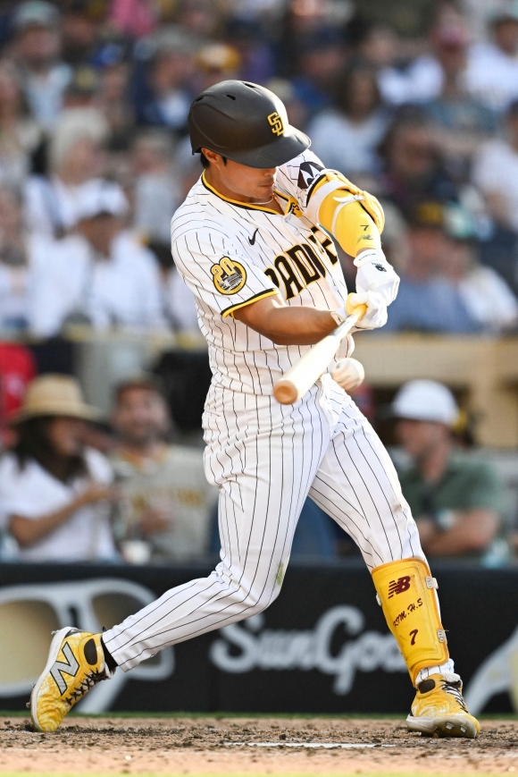 SAN DIEGO, CA - JUNE 22: Ha-Seong Kim #7 of the San Diego Padres hits a single during the seventh inning of a baseball game against the Milwaukee Brewers June 22, 2024 at Petco Park in San Diego, California.   Denis Poroy/Getty Images/AFP (Photo by DENIS POROY / GETTY IMAGES NORTH AMERICA / Getty Images via AFP)