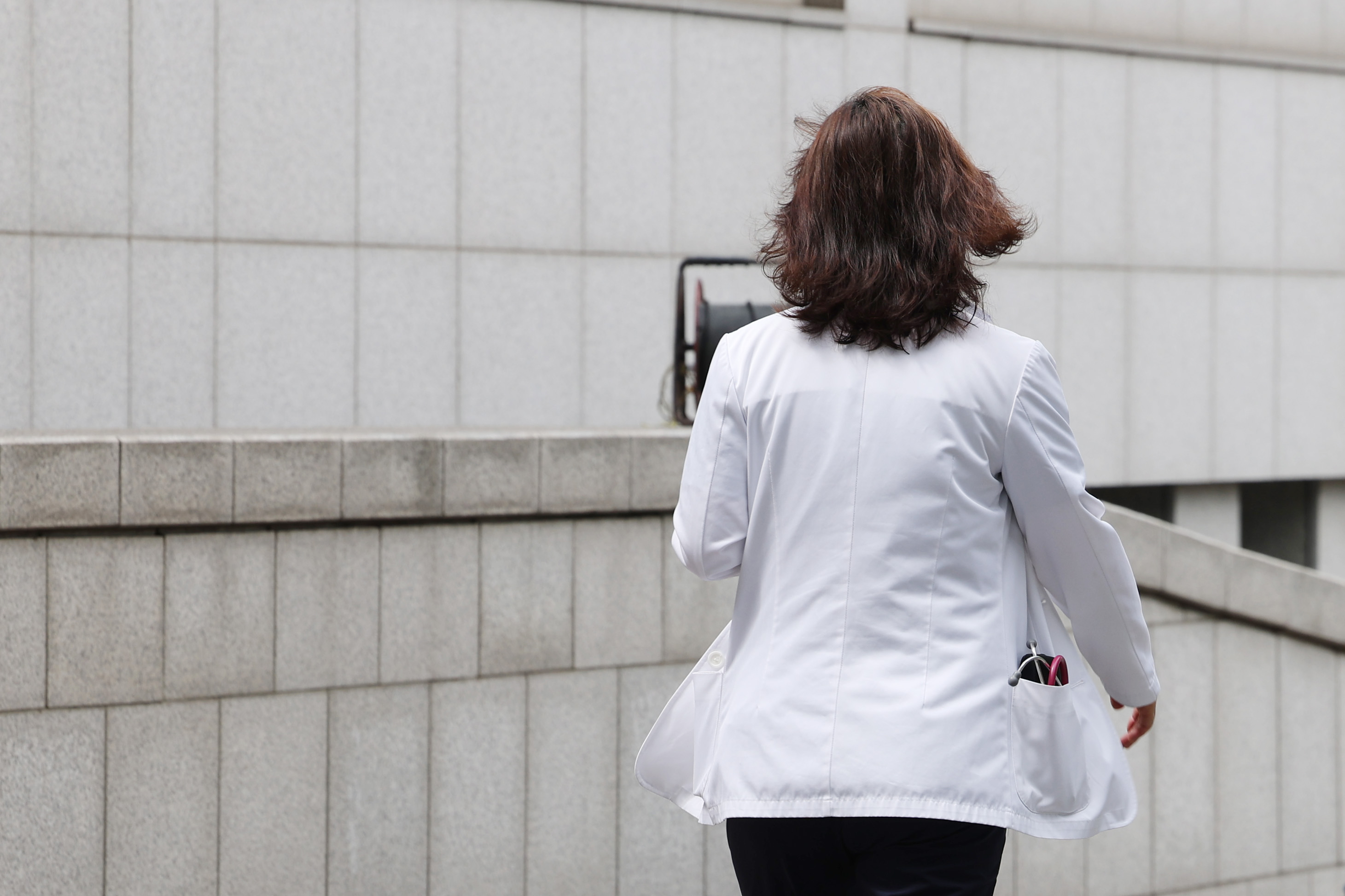 의정갈등이 장기화하는 가운데 23일 서울 시내의 한 대학병원에서 의료진이 이동하고 있다. 연합뉴스