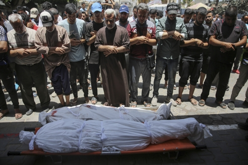 팔레스타인 주민들이 지난 14일 주택가를 공격한 이스라엘의 공습으로 사망한 이들의 죽음을 애도하고 있다. 가자 AP 연합뉴스