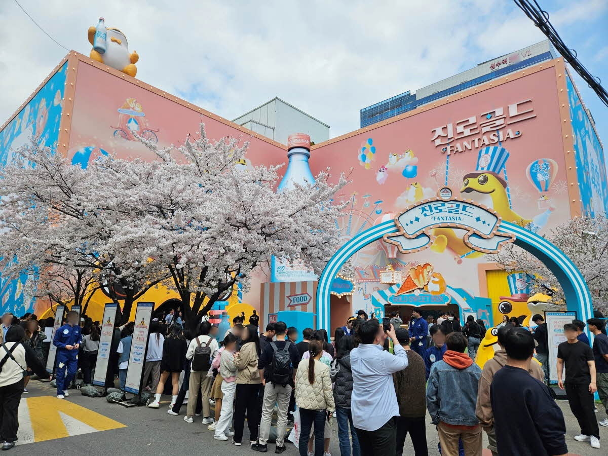 ‘진로골드 판타지아’ 팝업스토어가 방문객들로 인산인해를 이루고 있다. 하이트진로 제공