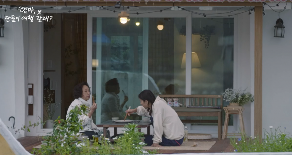 가수 이효리(오른쪽)와 그의 어머니. JTBC ‘엄마, 단둘이 여행 갈래?’ 캡처