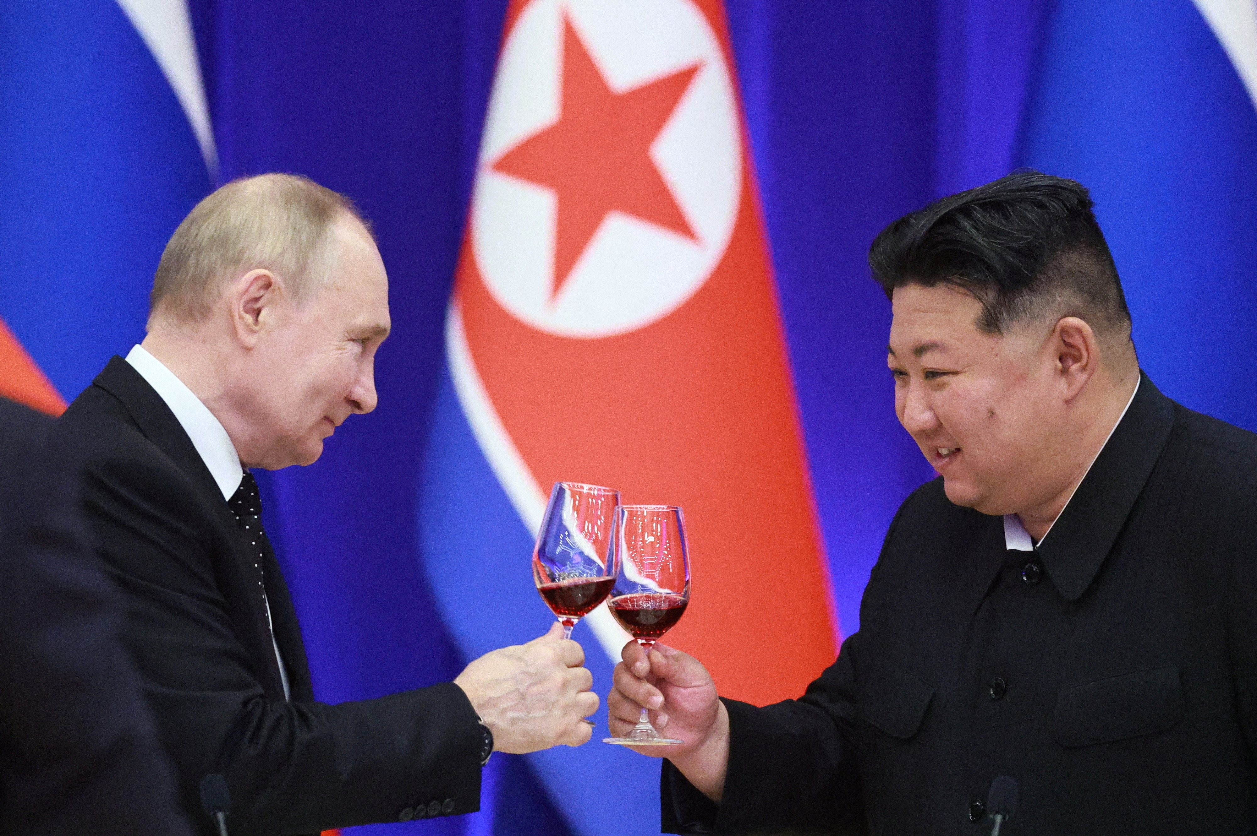 북한을 국빈 방문한 블라디미르 푸틴 러시아 대통령(왼쪽)과 김정은 북한 국무위원장이 지난 19일 평양에서 열린 국빈 만찬 행사에서 건배하고 있다.  평양 로이터 연합뉴스