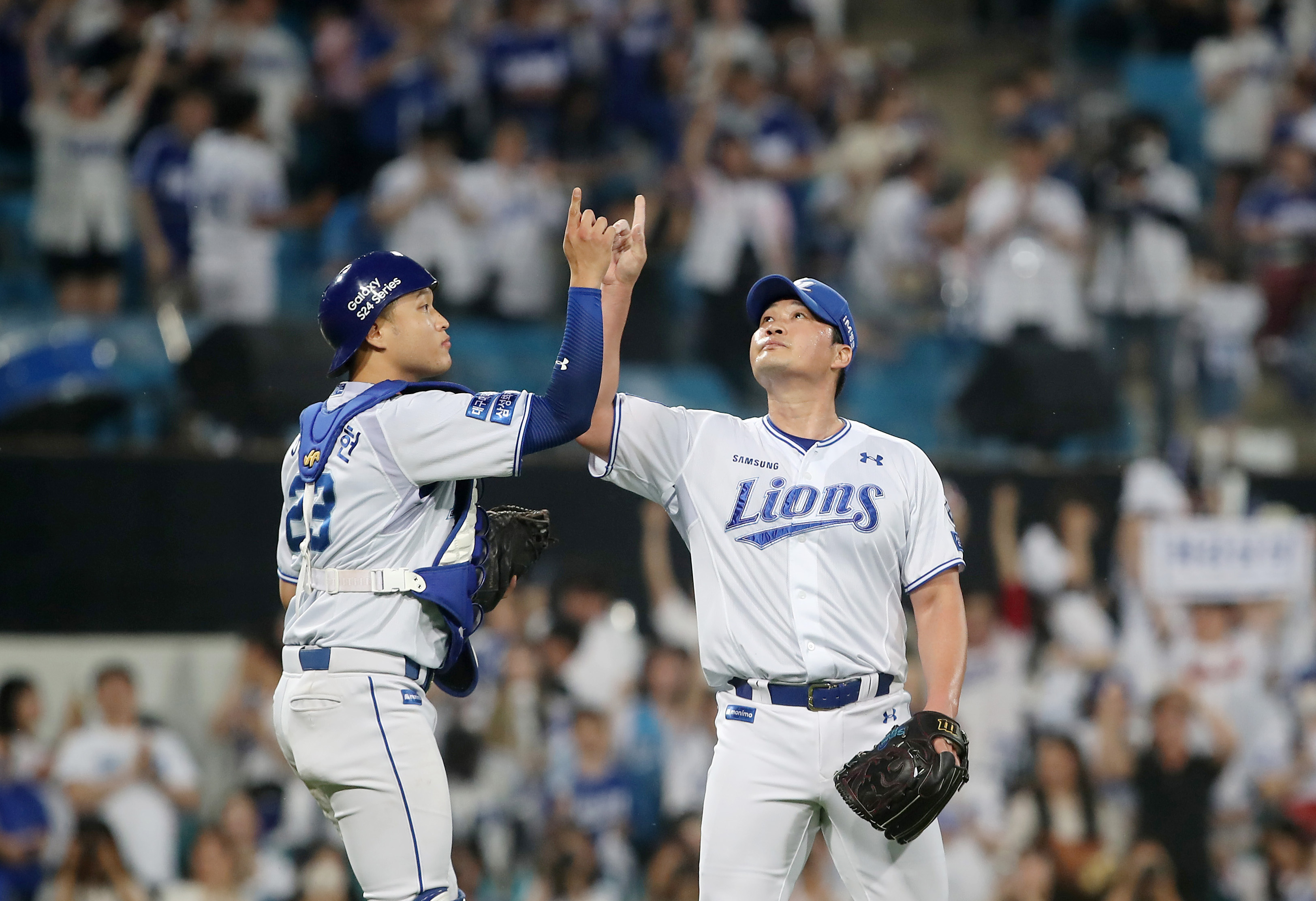 삼성 라이온즈 오승환이 지난 11일 대구 삼성라이온즈파크에서 열린 2024 KBO리그 LG 트윈스와의 홈 경기에서 승리하고 포수 이병헌과 세레머니하고 있다. 대구 뉴스1