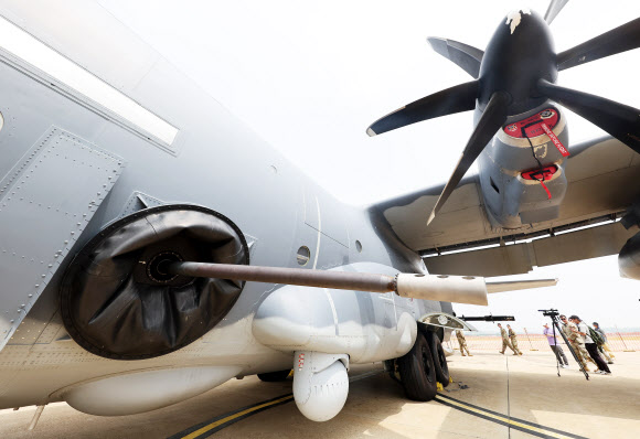 24일 오전 경기도 평택시 주한미공군 오산기지에서 열린 미 특수전 항공기 AC-130J 미디어데이에서 공개된 ‘하늘의 전함’으로 불리는 미국의 최신예 특수전 항공기 AC-130J ‘고스트라이더’ 모습. 2024.6.24  연합뉴스