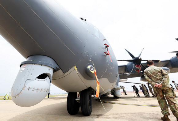 24일 오전 경기도 평택시 주한미공군 오산기지에서 열린 미 특수전 항공기 AC-130J 미디어데이에서 공개된 ‘하늘의 전함’으로 불리는 미국의 최신예 특수전 항공기 AC-130J ‘고스트라이더’ 모습. 2024.6.24  연합뉴스