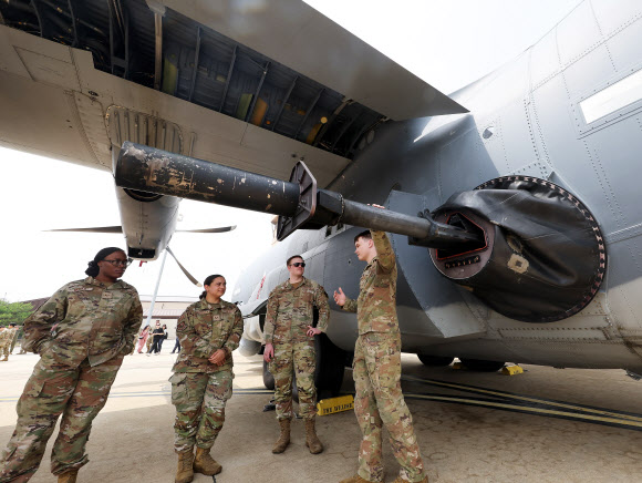 24일 오전 경기도 평택시 주한미공군 오산기지에서 열린 미 특수전 항공기 AC-130J 미디어데이에서 공개된 ‘하늘의 전함’으로 불리는 미국의 최신예 특수전 항공기 AC-130J ‘고스트라이더’ 모습. 2024.6.24  연합뉴스