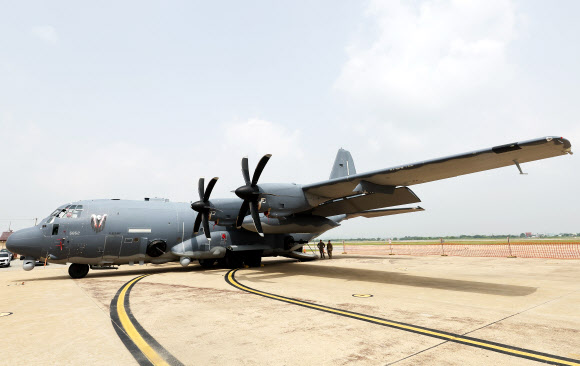 24일 오전 경기도 평택시 주한미공군 오산기지에서 열린 미 특수전 항공기 AC-130J 미디어데이에서 공개된 ‘하늘의 전함’으로 불리는 미국의 최신예 특수전 항공기 AC-130J ‘고스트라이더’ 모습. 2024.6.24  연합뉴스