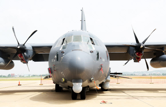 24일 오전 경기도 평택시 주한미공군 오산기지에서 열린 미 특수전 항공기 AC-130J 미디어데이에서 공개된 ‘하늘의 전함’으로 불리는 미국의 최신예 특수전 항공기 AC-130J ‘고스트라이더’ 모습. 2024.6.24  연합뉴스