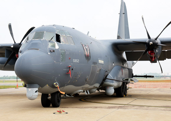 24일 오전 경기도 평택시 주한미공군 오산기지에서 열린 미 특수전 항공기 AC-130J 미디어데이에서 공개된 ‘하늘의 전함’으로 불리는 미국의 최신예 특수전 항공기 AC-130J ‘고스트라이더’ 모습. 2024.6.24  연합뉴스