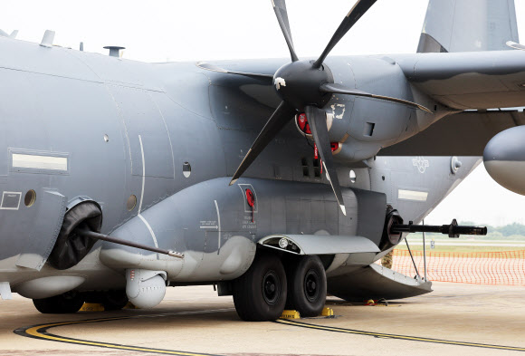 24일 오전 경기도 평택시 주한미공군 오산기지에서 열린 미 특수전 항공기 AC-130J 미디어데이에서 공개된 ‘하늘의 전함’으로 불리는 미국의 최신예 특수전 항공기 AC-130J ‘고스트라이더’ 모습. 2024.6.24  연합뉴스