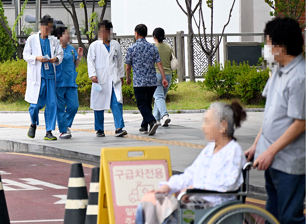 서울대병원 교수들이 지난 17일부터 이어진 ‘무기한 휴진’을 중단하고 정상 진료에 들어간 24일 서울 종로구 서울대병원에서 의료진과 환자들이 이동하고 있다. 오장환 기자