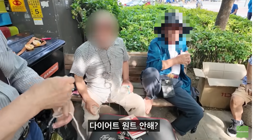 한 한국 남성(왼쪽)이 미국 여성 제나에게 ‘다이어트 원트(want) 안해?’라고 묻고 있다. 유튜브 채널 ‘희철리즘’ 캡처