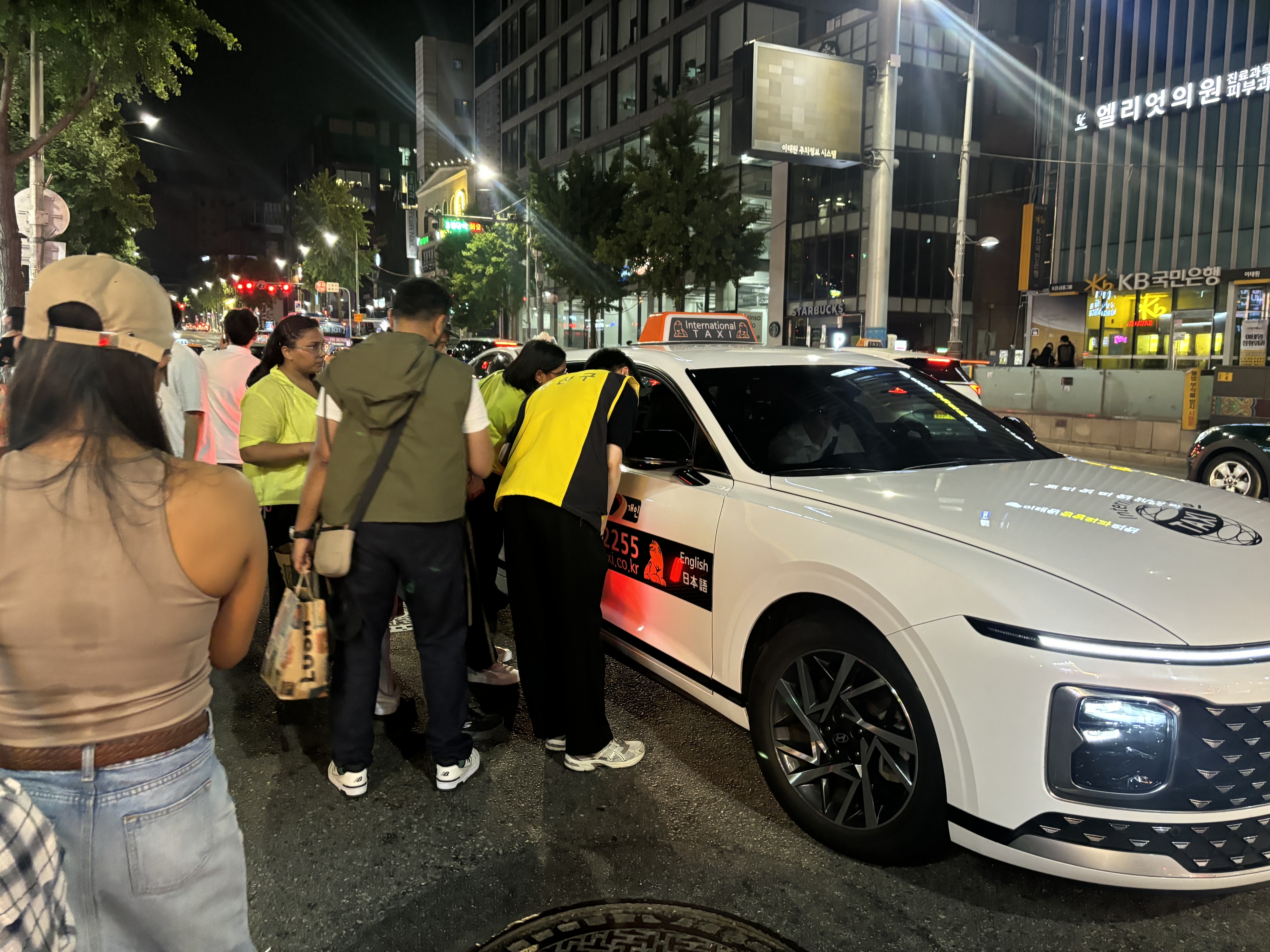 서울 용산구와 용산경찰서가 지난 22일 이태원역 일원에서 택시 법규 위반행위를 합동 단속하고 있다. 용산구 제공