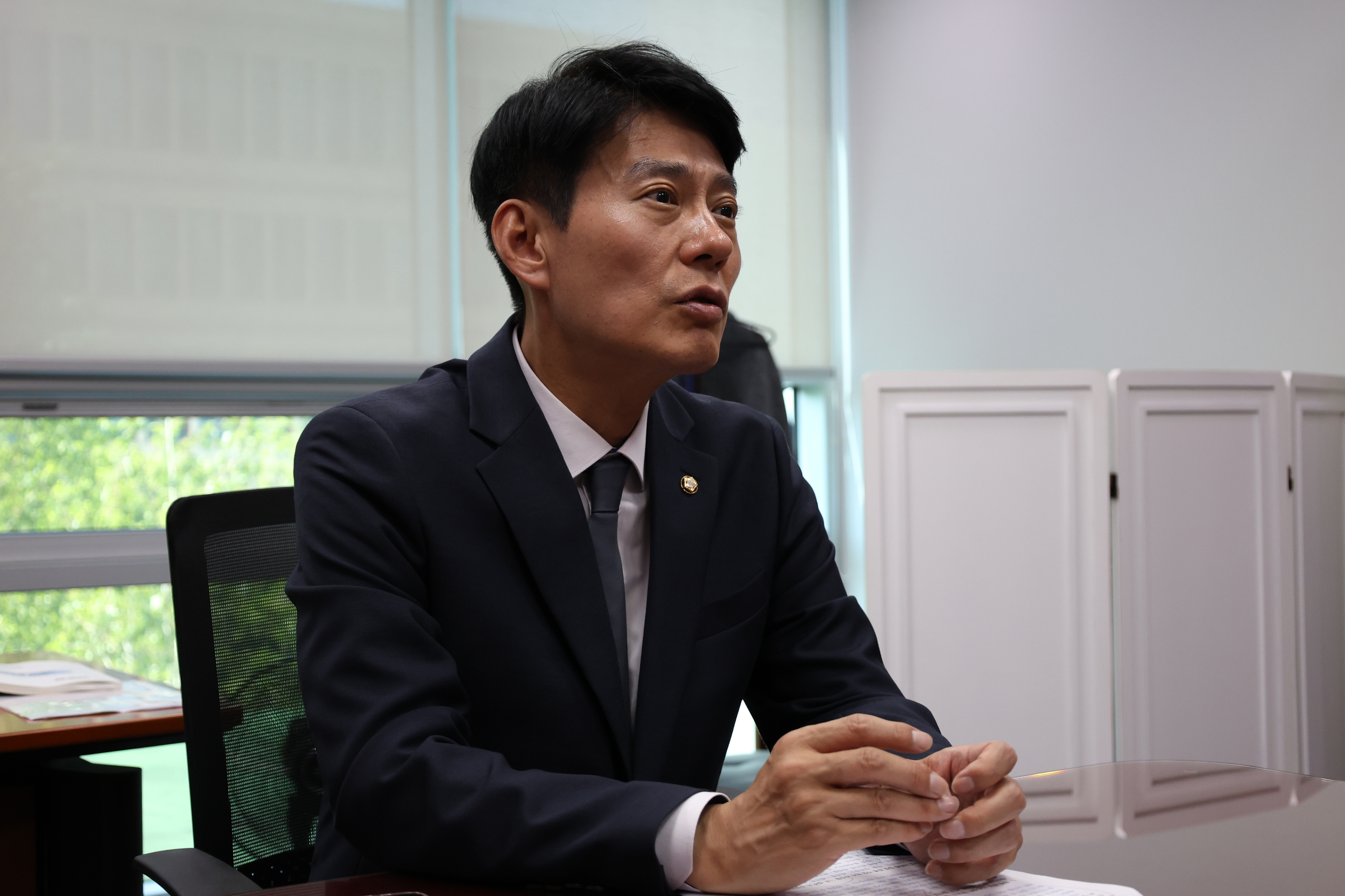 한민수 더불어민주당 의원이 25일 서울신문과 인터뷰하고 있다.