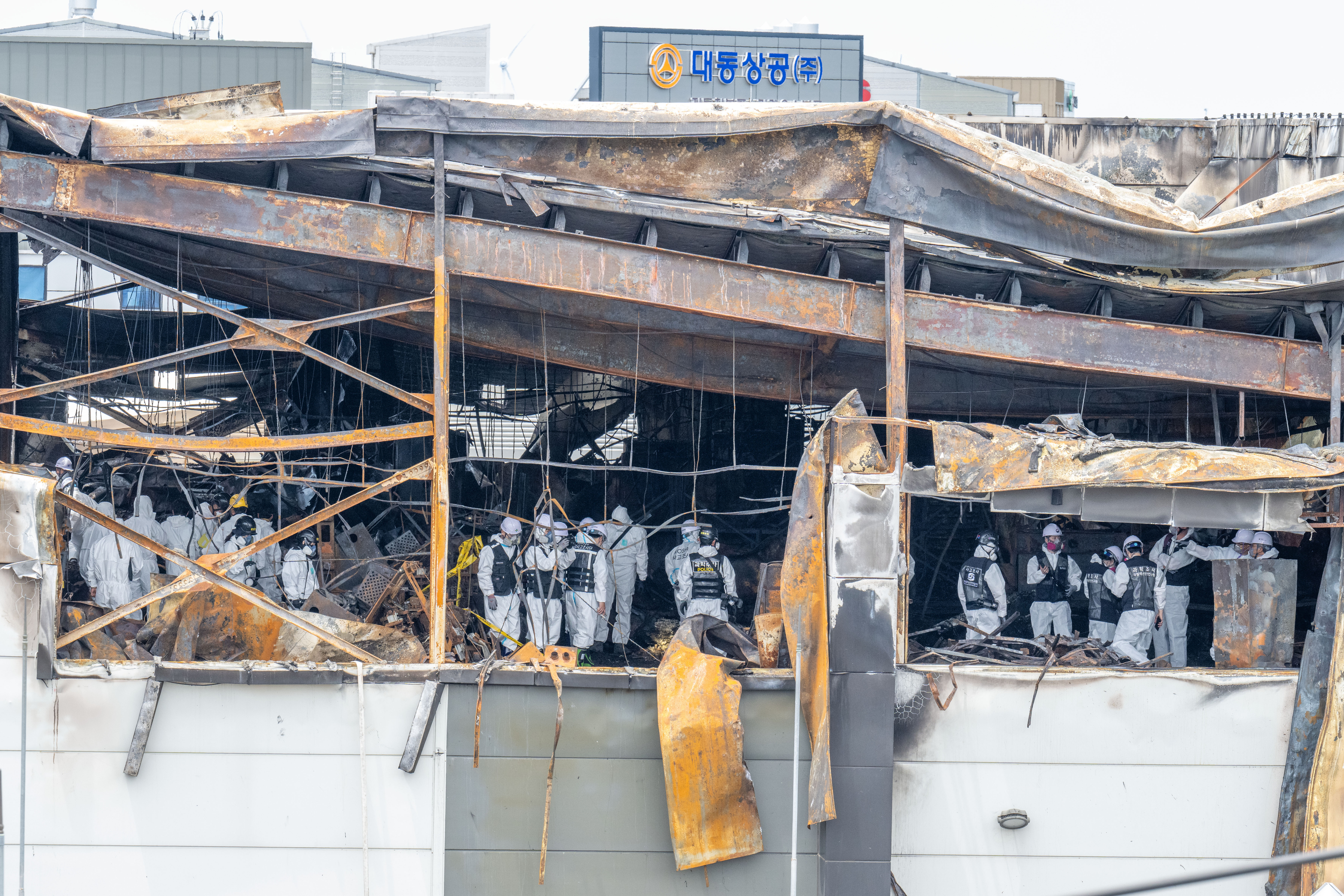 25일 오전 경기 화성시 일차전지 제조공장 화재 현장에서 경찰, 소방, 국립과학수사연구원 및 관계자 40여 명이 합동감식을 진행하고 있다. 2024.6.25 도준석 전문기자