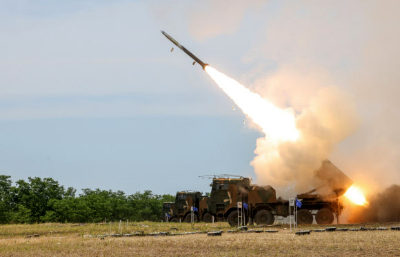 K239 다연장로켓 ‘천무’가 25일 충남 보령에 위치한 웅천사격장에서 고폭유도탄을 발사하고 있다. 2024.6.25. 육군 제공