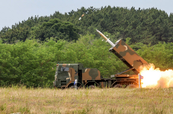 K239 다연장로켓 ‘천무’가 25일 충남 보령에 위치한 웅천사격장에서 고폭유도탄을 발사하고 있다. 2024.6.25. 육군 제공