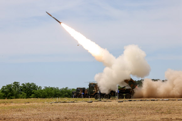 K239 다연장로켓 ‘천무’가 25일 충남 보령에 위치한 웅천사격장에서 고폭유도탄을 발사하고 있다. 2024.6.25. 육군 제공