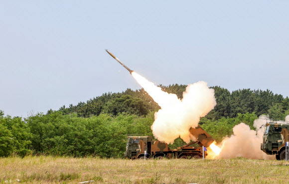 K239 다연장로켓 ‘천무’가 25일 충남 보령에 위치한 웅천사격장에서 고폭유도탄을 발사하고 있다. 2024.6.25. 육군 제공