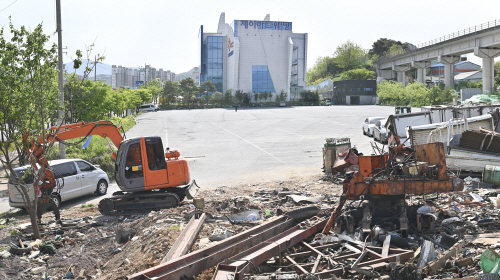 한국도로공사가 강진-광주 고속도로 광주 진·출입로 공사를 하면서 제이아트웨딩홀 제2주차장 부지를 침범해 마찰이 빚어지고 있다.