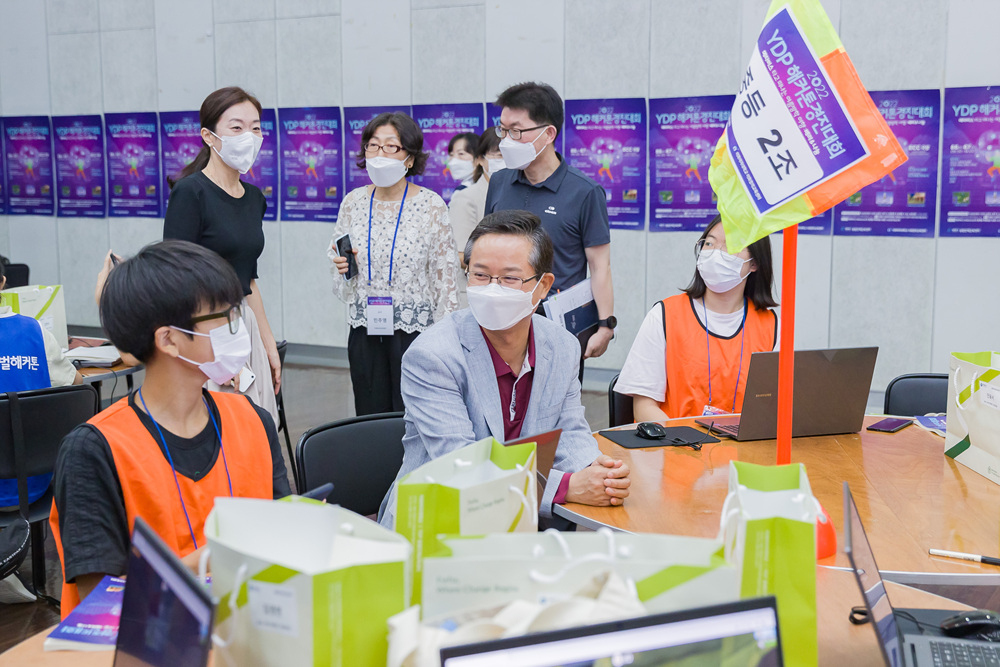 2022년 해커톤 경진대회에 참석한 최호권(가운데) 서울 영등포구청장이 학생들과 대화하고 있다. 영등포구 제공