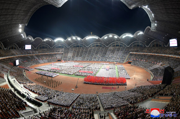 6ㆍ25전쟁 발발 74주년인 25일에 ‘6ㆍ25 미제반대투쟁의 날 군중집회’가 각지에서 진행됐다고 조선중앙통신이 26일 보도했다. 통신은 평양시 군중집회에서는 5월 1일 경기장에 10만여명이 운집해 군중시위를 개최했으며 이어 각 도, 시, 군들에서도 군중집회가 개최됐다고 전했다. 2024.6.26. 평양 조선중앙통신·연합뉴스