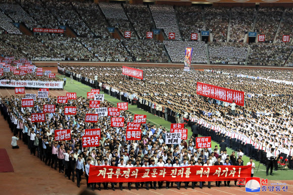 6ㆍ25전쟁 발발 74주년인 25일에 ‘6ㆍ25 미제반대투쟁의 날 군중집회’가 각지에서 진행됐다고 조선중앙통신이 26일 보도했다. 통신은 평양시 군중집회에서는 5월 1일 경기장에 10만여명이 운집해 군중시위를 개최했으며 이어 각 도, 시, 군들에서도 군중집회가 개최됐다고 전했다. 2024.6.26. 평양 조선중앙통신·연합뉴스