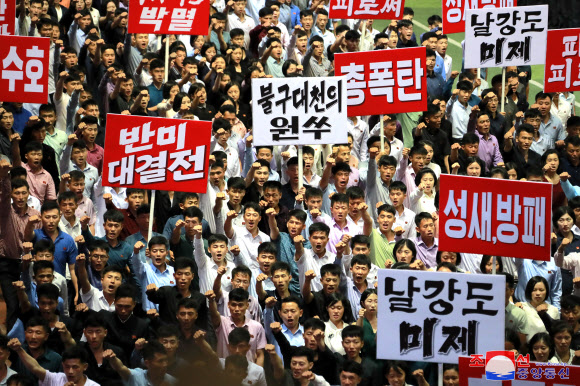 6ㆍ25전쟁 발발 74주년인 25일에 ‘6ㆍ25 미제반대투쟁의 날 군중집회’가 각지에서 진행됐다고 조선중앙통신이 26일 보도했다. 통신은 평양시 군중집회에서는 5월 1일 경기장에 10만여명이 운집해 군중시위를 개최했으며 이어 각 도, 시, 군들에서도 군중집회가 개최됐다고 전했다. 2024.6.26. 평양 조선중앙통신·연합뉴스