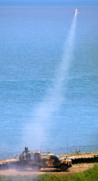 서북도서 일대에서 해상사격훈련이 실시된 26일 인천시 옹진군 대연평도에서 해병대 스파이크 미사일이 화염을 내뿜으며 발사되고 있다. 서북도서 해상 사격훈련은  9·19 남북군사합의 효력이 정지됨에 따라 7년 만에 재개됐다. 2024.6.26. 연합뉴스