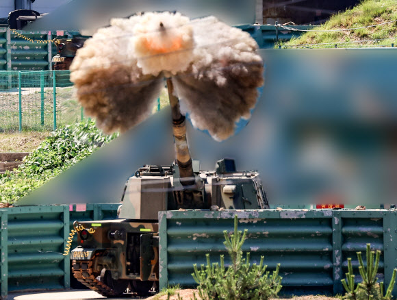 서북도서 일대에서 해상사격훈련이 실시된 26일 인천시 옹진군 대연평도에서 K-9 자주포가 화염을 내뿜고 있다. 서북도서 해상 사격훈련은 9·19 남북군사합의 효력이 정지됨에 따라 7년 만에 재개됐다. 2024.6.26. 연합뉴스